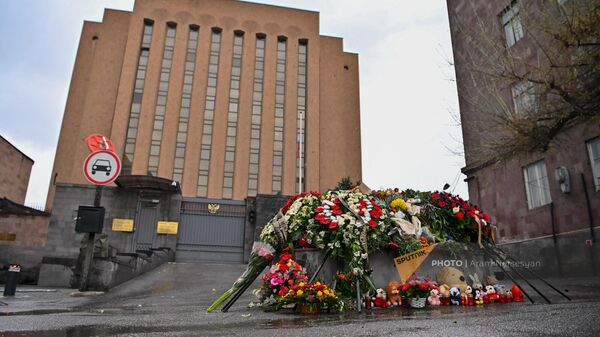 Цветы у посольства России в связи с терактом в московском Крокус Сити Холле (23 марта 2024). Еревaн - Sputnik Армения