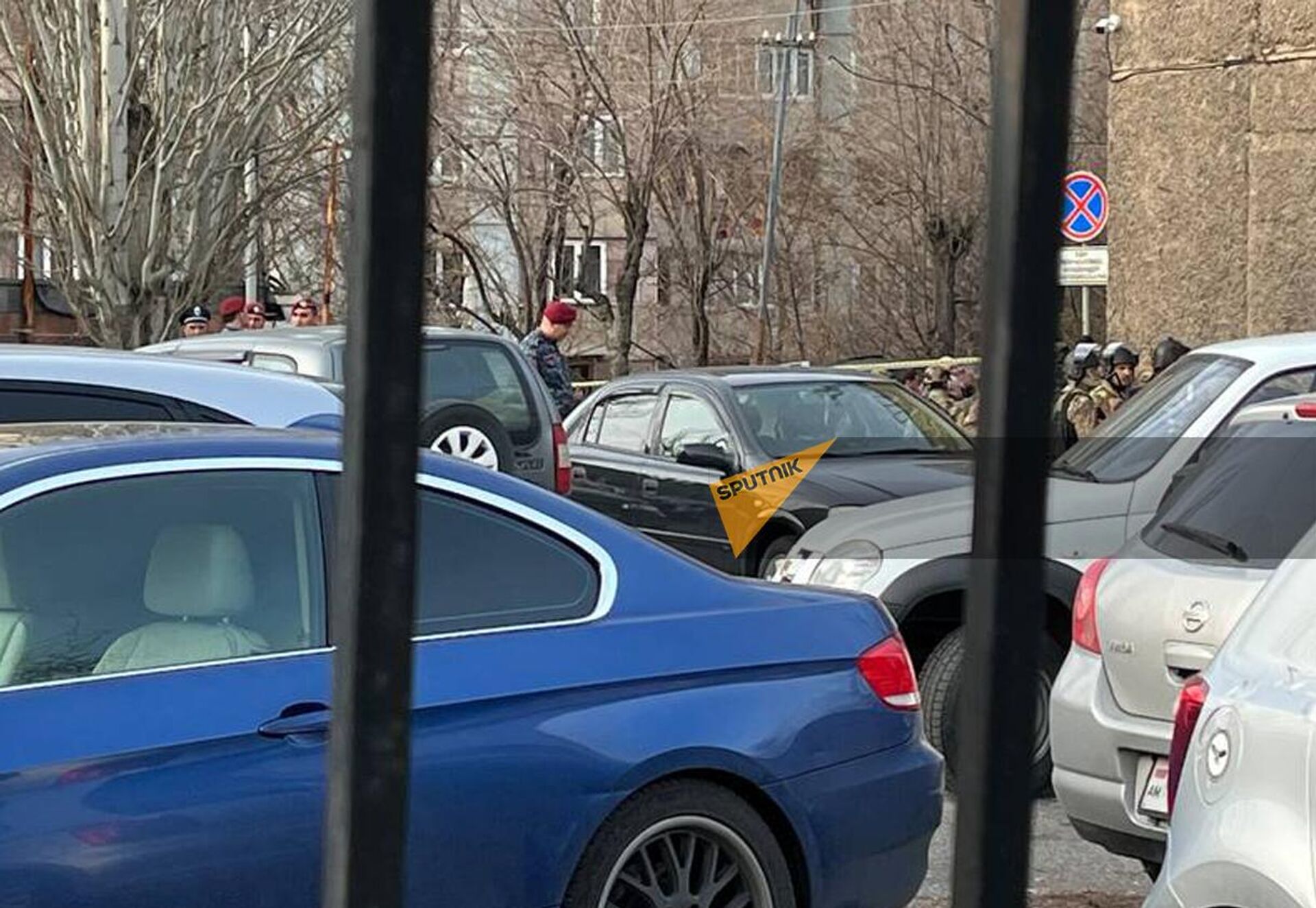 Красные береты у отделения полиции в районе Нор-Норк, где взорвана граната (24 марта 2024).Еревaн - Sputnik Армения, 1920, 24.03.2024