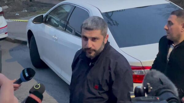 Министр по чрезвычайным ситуациям Армен Памбухчян у отделения полиции в районе Нор-Норк, где взорвана граната (24 марта 2024).Еревaн - Sputnik Армения