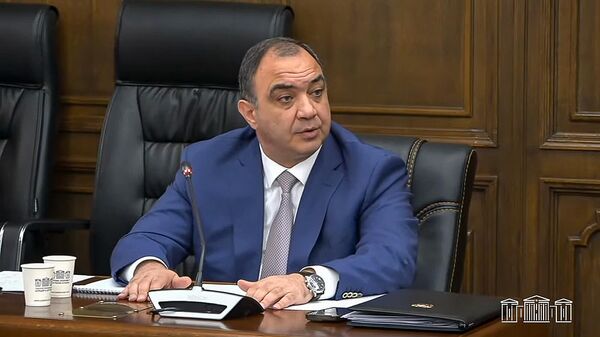 Министр внутренних дел Ваге Казарян на очередном заседании Постоянной комиссии НС по вопросам обороны и безопасности (25 марта 2024). Еревaн - Sputnik Армения