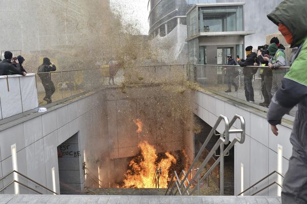 Пока фермеры проводят демонстрацию возле здания Европейского совета, на входе  в брюссельское метро разгорелся пожар.  - Sputnik Армения