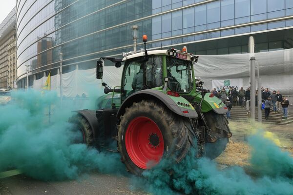 Трактор возле здания Европейского совета в Брюсселе во время демонстрации фермеров, Бельгия. - Sputnik Армения