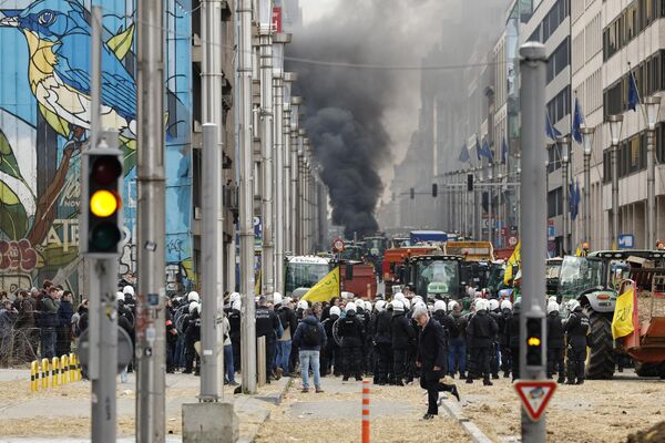 Полиция приближается, чтобы разогнать демонстрацию фермеров возле здания Европейского совета в Брюсселе, Бельгия. - Sputnik Армения