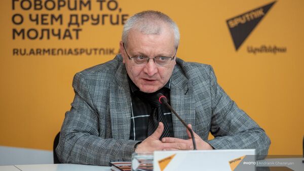Политический аналитик Сурен Суренянц на пресс-конференции в мультимедийном пресс-центре Sputnik (27 марта 2024). Еревaн - Sputnik Армения