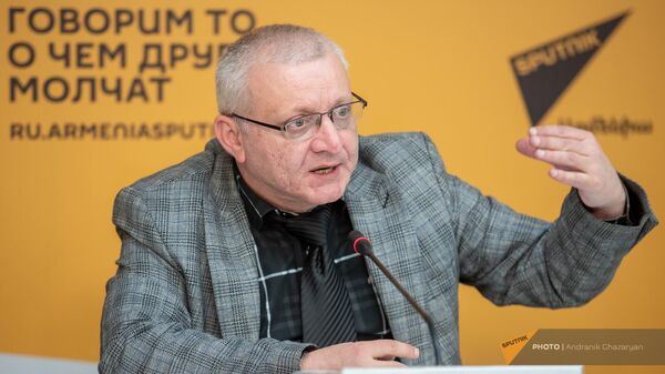 Политический аналитик Сурен Суренянц на пресс-конференции в мультимедийном пресс-центре Sputnik (27 марта 2024). Еревaн - Sputnik Армения