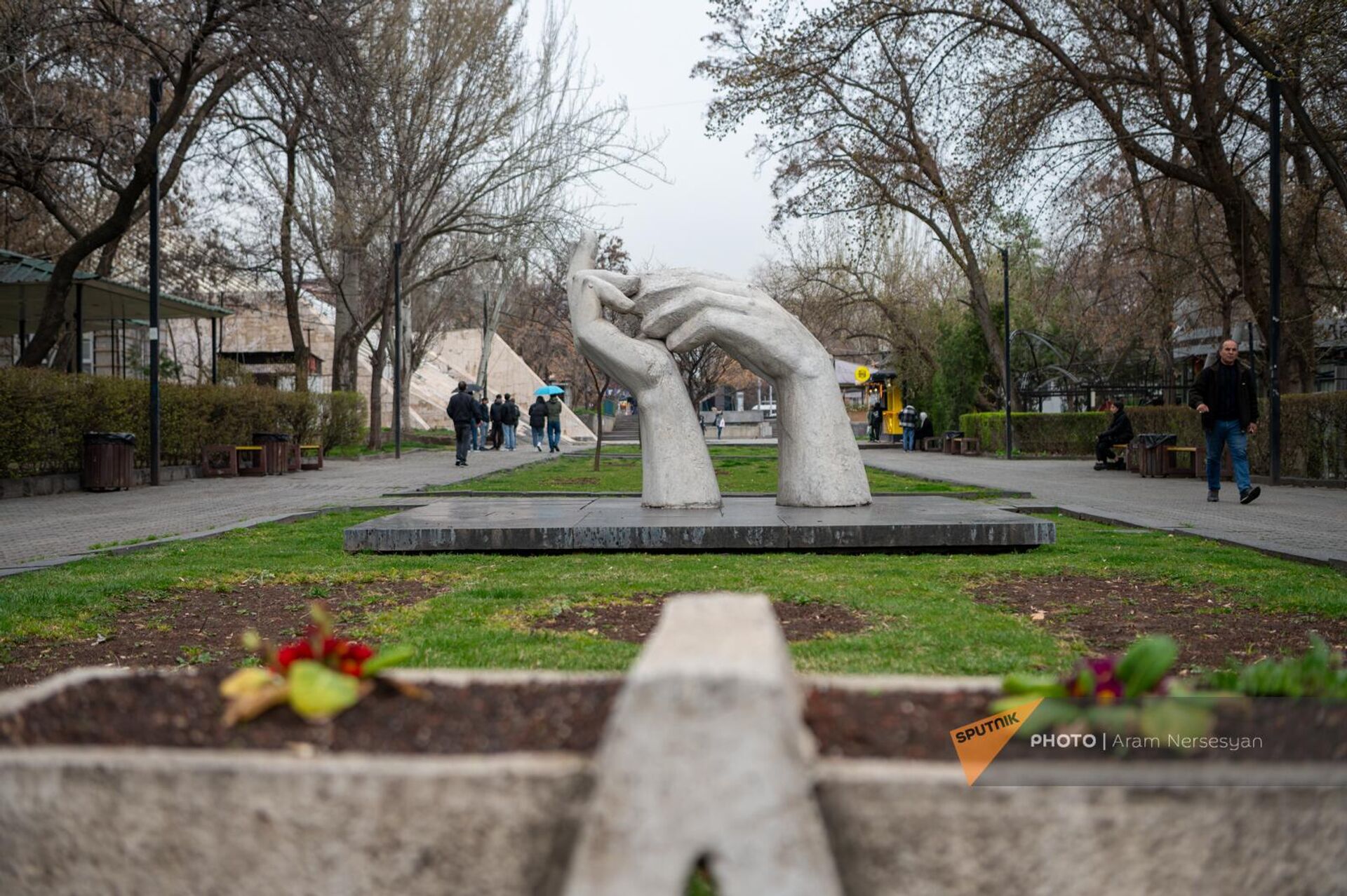 Скульптура Ара Арутюняна Руки дружбы в Ереване - Sputnik Армения, 1920, 05.04.2024