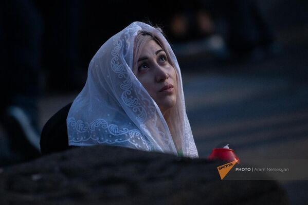 Прихожанка с лампадой молится в церкви Сурб Зоравор - Sputnik Армения