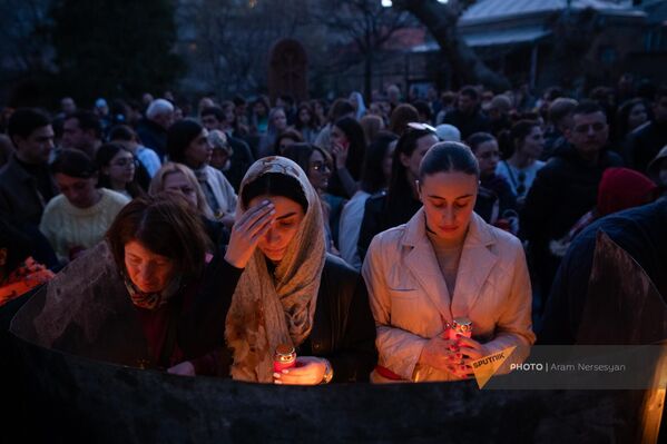 Прихожане с лампадками молятся в церкви Сурб Зоравор (30 марта 2024). Еревaн - Sputnik Արմենիա