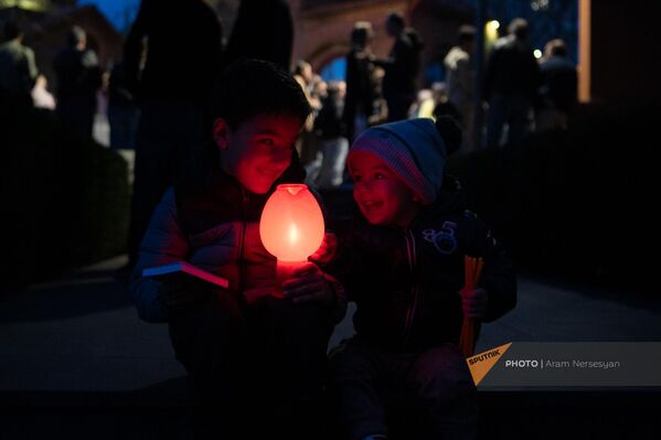 Երեխաները Ճրագալույցի պատարագից հետո վառված մոմերով - Sputnik Արմենիա