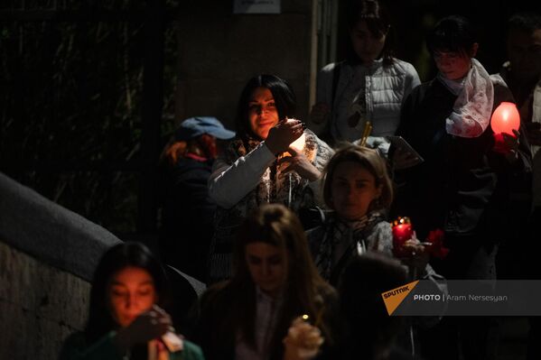 Прихожане с лампадами празднуют Пасхальный Сочельник в церкви Сурб Зоравор  - Sputnik Армения