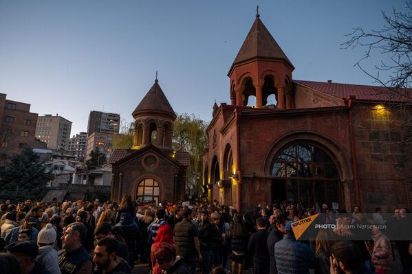 Прихожане празднуют Пасхальный Сочельник в церкви Сурб Зоравор  - Sputnik Армения