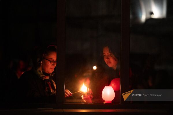 Прихожане с лампадами празднуют Пасхальный Сочельник в церкви Сурб Зоравор - Sputnik Армения