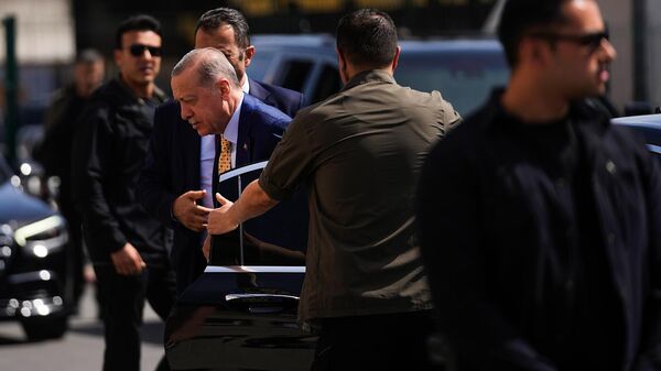 Президент Турции и лидер правящей партии справедливости и развития (ПСР) Реджеп Тайип Эрдоган со своей супругой Эмине Эрдоган прибывают на избирательный участок в районе Ускюдар (31 марта 2024). Стамбул - Sputnik Армения
