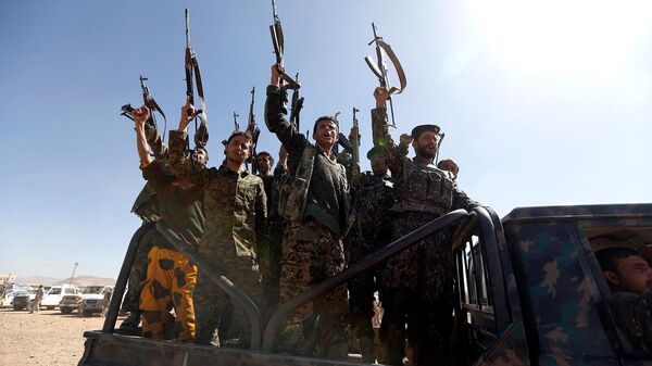 Недавно завербованные боевики-хуситы скандируют лозунги во время сбора в столице Сана (3 января 2017). Йемен - Sputnik Армения