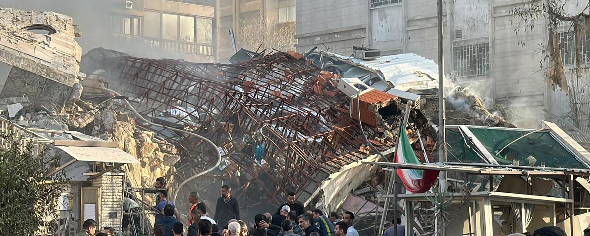 Спасатели работают у разрушенного здания, пострадавшего от израильских авиаударов (1 апреля 2024). Дамаск, Сирия - Sputnik Армения, 1920, 08.04.2024