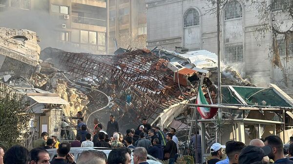 Спасатели работают у разрушенного здания, пострадавшего от израильских авиаударов (1 апреля 2024). Дамаск, Сирия - Sputnik Армения