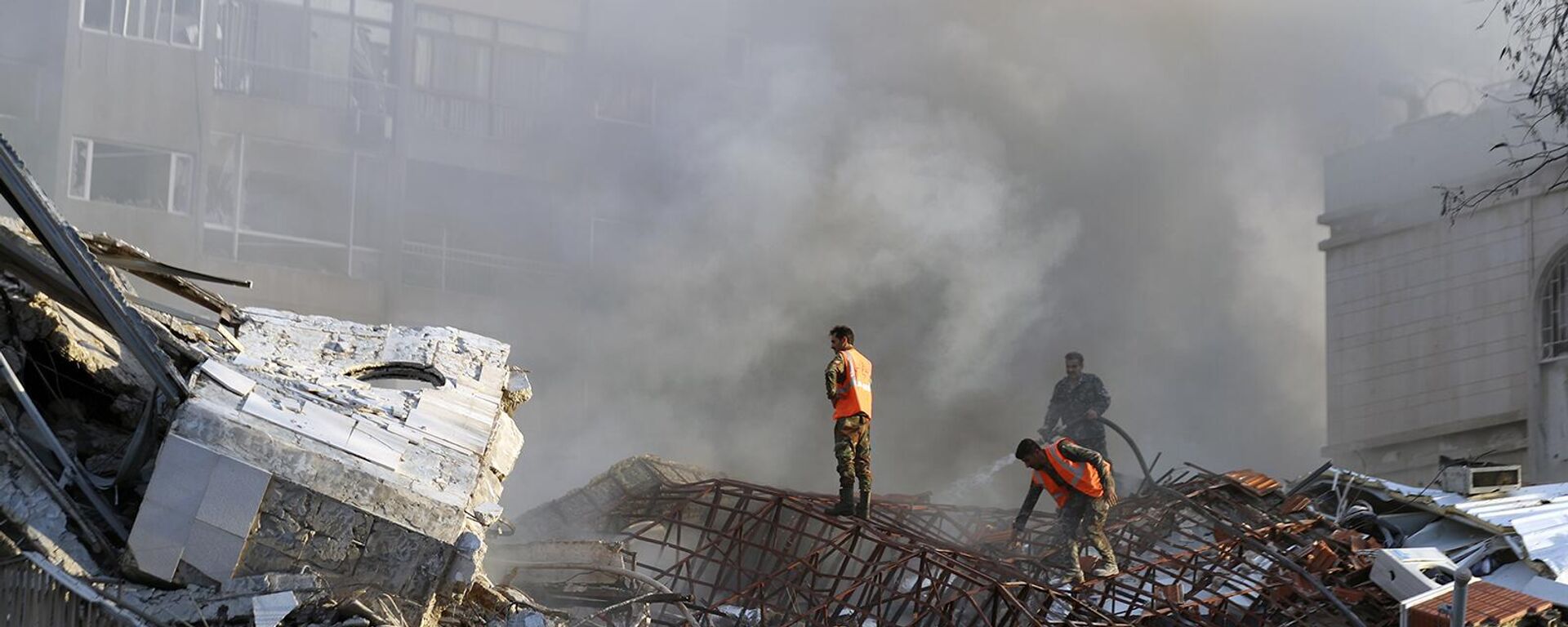 Спасатели работают у разрушенного здания, пострадавшего от израильских авиаударов (1 апреля 2024). Дамаск, Сирия - Sputnik Армения, 1920, 02.04.2024