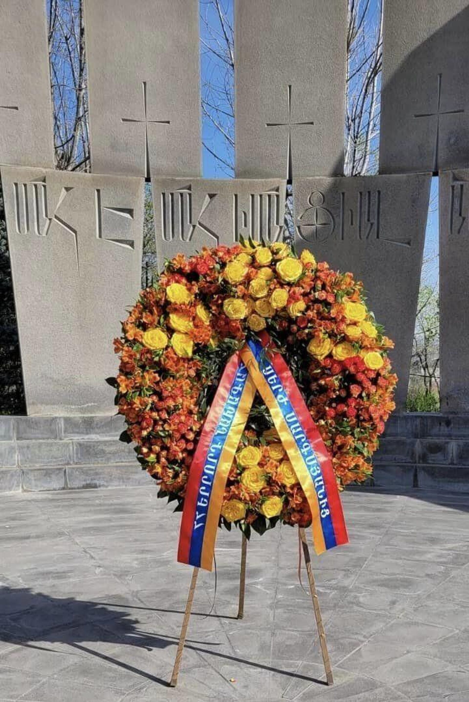 От имени третьего президента Армении Сержа Саргсяна возложен венок к воинскому пантеону Ераблур в память героев, погибших в ходе Апрельской войны (2 апреля 2024). Еревaн - Sputnik Արմենիա, 1920, 02.04.2024
