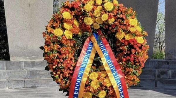 От имени третьего президента Армении Сержа Саргсяна возложен венок к воинскому пантеону Ераблур в память героев, погибших в ходе Апрельской войны (2 апреля 2024). Еревaн - Sputnik Армения