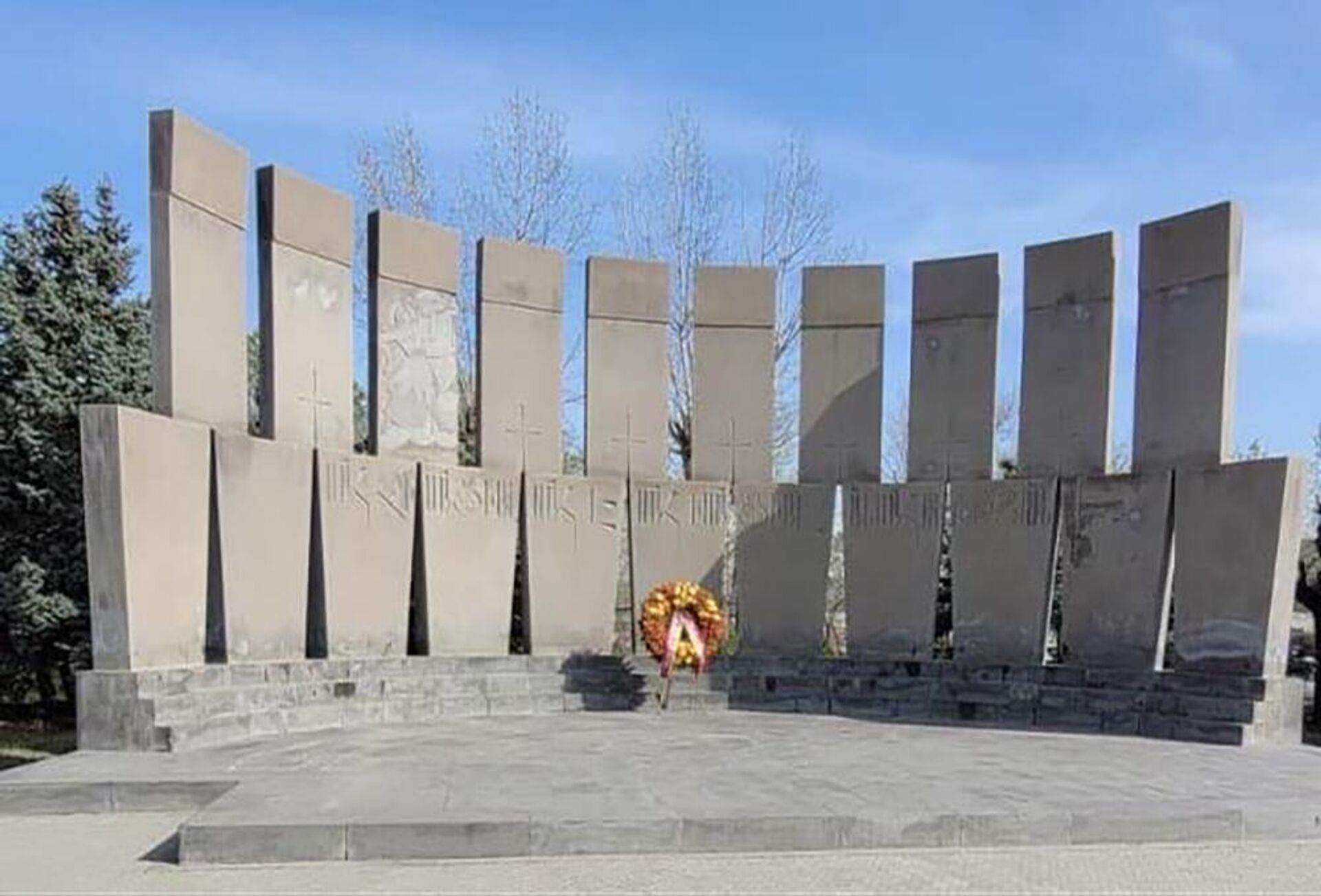 От имени третьего президента Армении Сержа Саргсяна возложен венок к воинскому пантеону Ераблур в память героев, погибших в ходе Апрельской войны (2 апреля 2024). Еревaн - Sputnik Армения, 1920, 02.04.2024