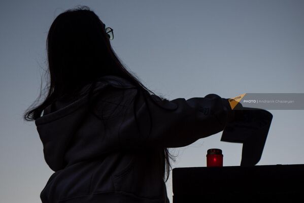 Աղջիկը Ճրագալույցի պատարագից հետո խորանի կանթեղից վառած մոմով - Sputnik Արմենիա