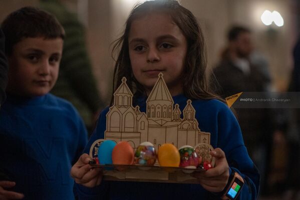 Девочка празднует Пасхальный Сочельник в церкви Сурб Григор Лусаворич  - Sputnik Армения