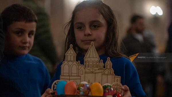 Девочка празднует Пасхальный Сочельник в церкви Сурб Григор Лусаворич (30 марта 2024). Еревaн - Sputnik Армения