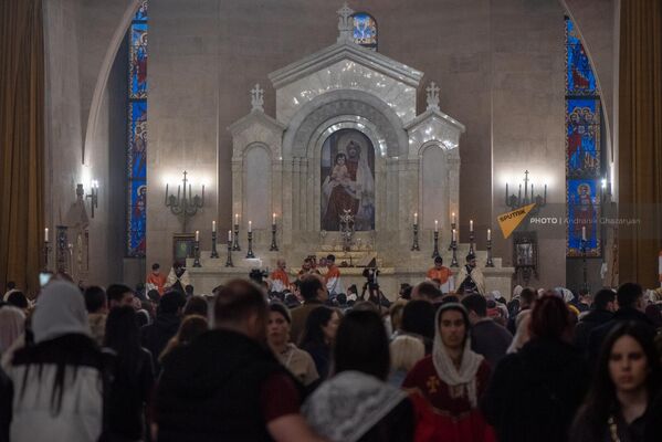 Прихожане с лампадами празднуют Пасхальный Сочельник в церкви Сурб Григор Лусаворич  - Sputnik Армения
