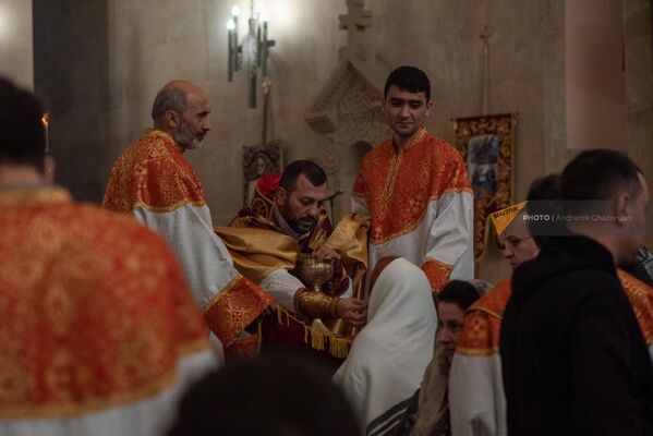 Прихожане получают благословение священника  - Sputnik Армения
