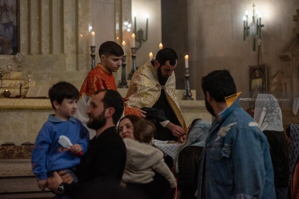 Прихожане получают благословение священника в Пасхальный Сочельник  - Sputnik Армения
