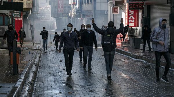Сторонники прокурдской партии DEM во время столкновений с полицией (3 апреля 2024). Ван, Турция - Sputnik Армения