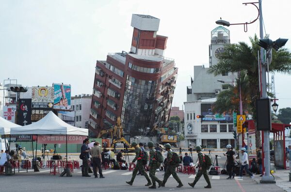 Поврежденные землетрясением здания в Хуаляне, Восточный Тайвань - Sputnik Армения