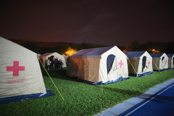 Пострадавшие от землетрясения люди возле палатки во временном центре приема - Sputnik Армения