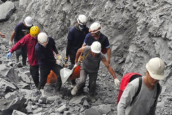 Пожарные и карьерные рабочие эвакуируют тело из карьера Хо Рен на следующий день после мощного землетрясения - Sputnik Армения