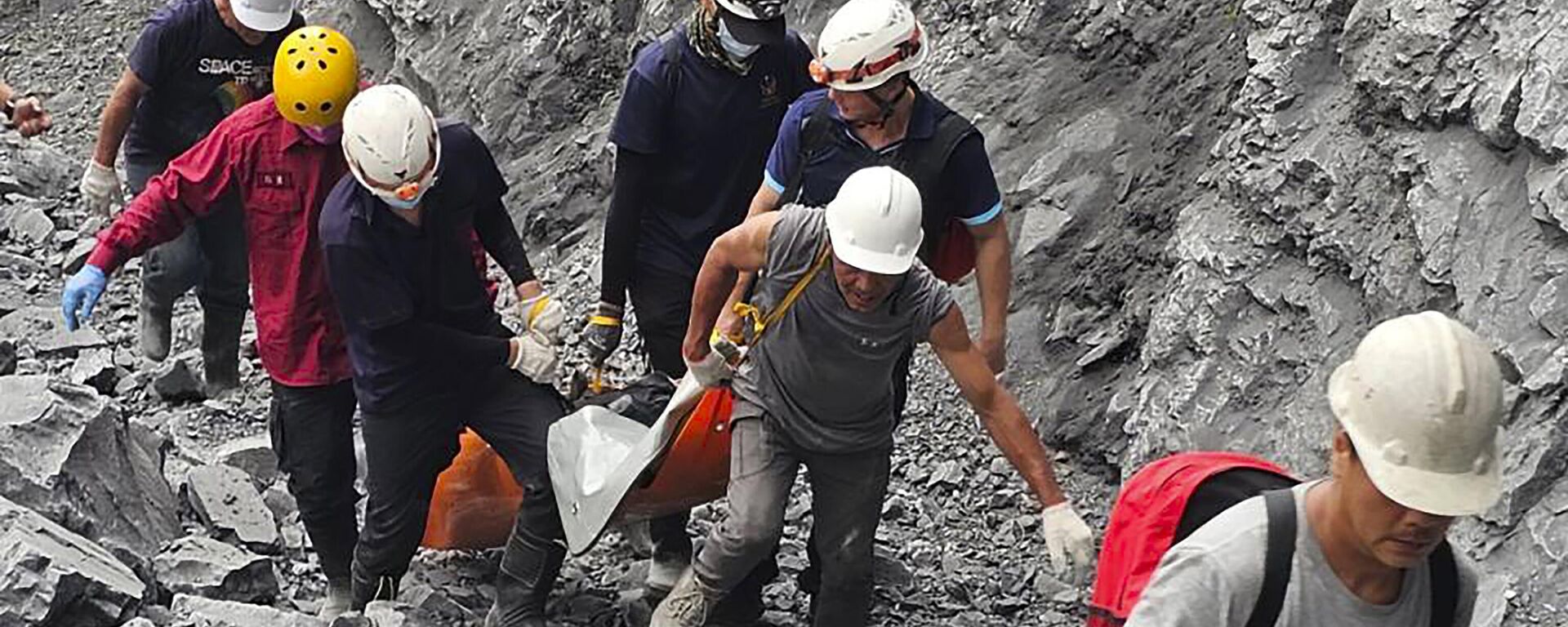 Пожарные и карьерные рабочие эвакуируют тело из карьера Хо Рен на следующий день после мощного землетрясения, произошедшего в округе Хуалянь, Тайвань, Китай - Sputnik Армения, 1920, 29.10.2025