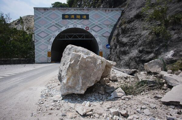 Камнепад перед туннелем Чонгте после землетрясения в Хуаляне - Sputnik Армения