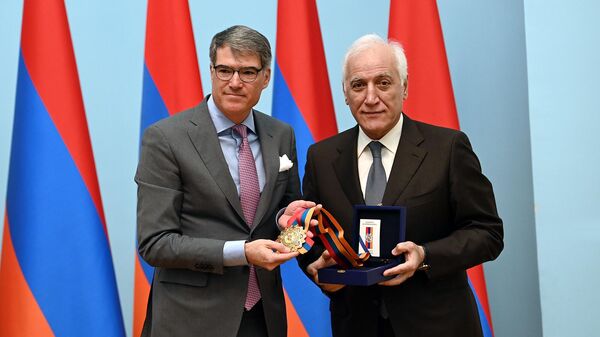 Президент Ваагн Хачатурян наградил Дикрана Измирляна орденом Отечества и передал награду его сыну Саркису (4 апреля 2024). Еревaн - Sputnik Армения