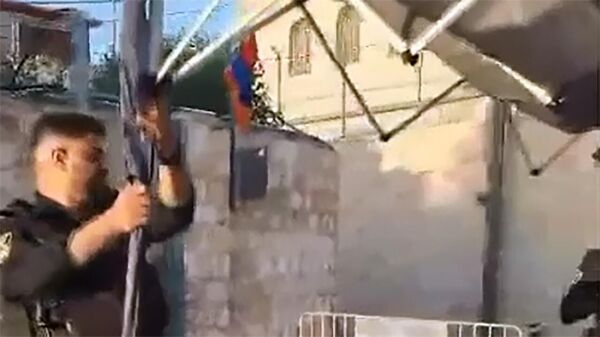 Вооруженная израильская полиция и военные демонтируют беседку охраны в Коровьем саду в Иерусалиме - Sputnik Армения