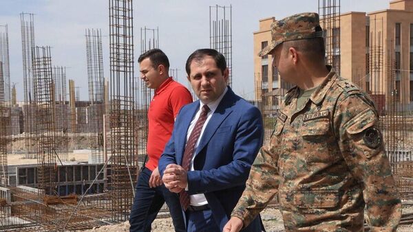 Министр обороны Сурен Папикян ознакомился с ведущимися строительными работами в военной Академии (5 апреля 2024) - Sputnik Армения
