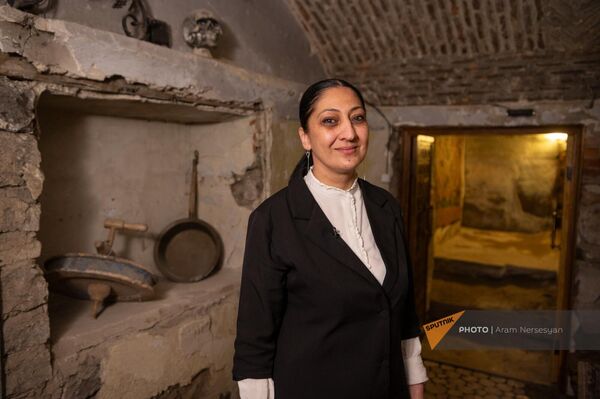 Арус Давтян в подвале, где было обнаружено строение 17 века - Sputnik Армения