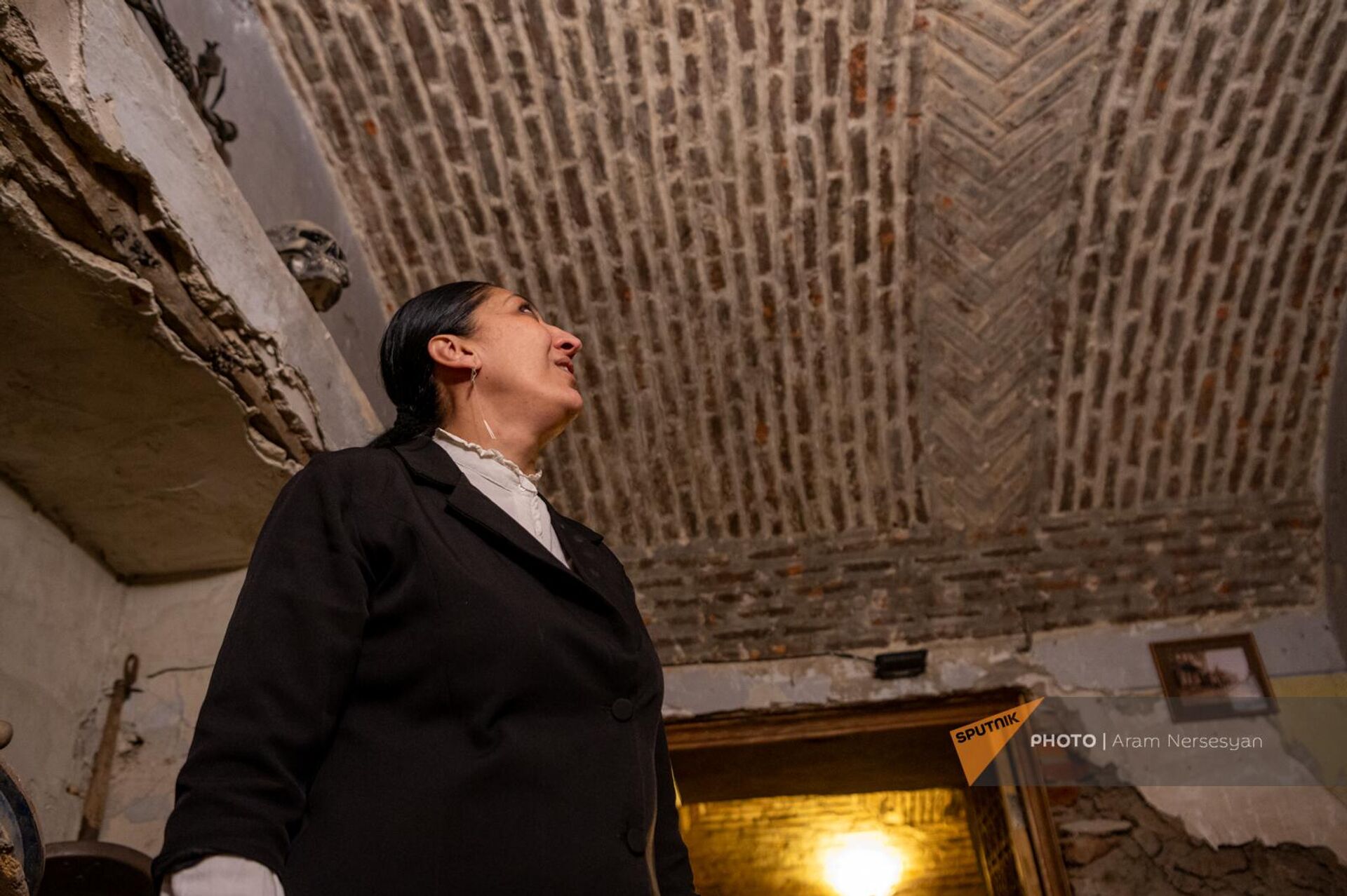 Арус Давтян в подвале, где было обнаружено строение 17 века - Sputnik Армения, 1920, 07.04.2024
