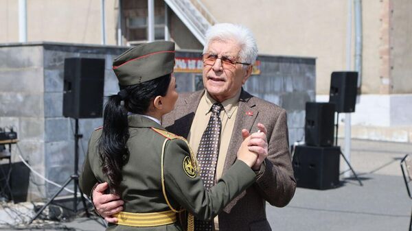 Արվեստագետները զորամասերից մեկում շնորհավորել են կին զինծառայողներին - Sputnik Արմենիա
