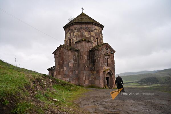 Священник заходит в церковь Сурб Аствацацин села Воскепар. - Sputnik Армения