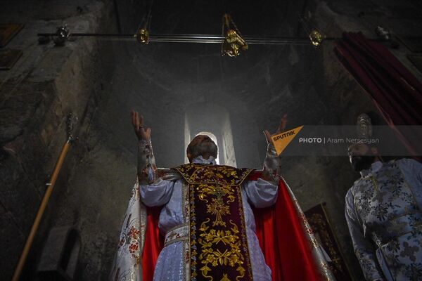 Ոսկեպարի եկեղեցին Տավուշի թեմի առաջնորդ Տեր Բագրատ եպիսկոպոս Գալստանյանի աղոթում է - Sputnik Արմենիա