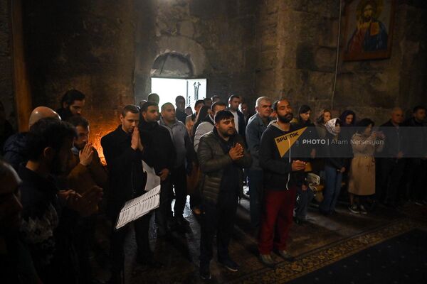 Прихожане в приграничной церкви Сурб Аствацацин во время службы в день Благовещения Пресвятой Богородицы. - Sputnik Армения