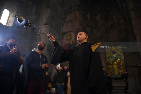 Служба в день Благовещения Пресвятой Богородицы в приграничной церкви Сурб Аствацацин. - Sputnik Армения