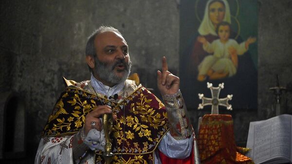 Предстоятель Тавушской епархии епископ Баграт Галстанян служит литургию в церкви села Воскепар - Sputnik Армения