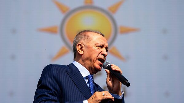Президент Турции Реджеп Тайип Эрдоган выступает с речью во время предвыборного митинга в преддверии общенациональных муниципальных выборов (24 марта 2024). Стамбул - Sputnik Армения