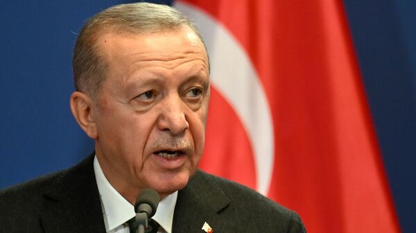 Президент Турции Реджеп Тайип Эрдоган выступает с совместным заявлением с премьер-министром Венгрии в монастыре кармелиток (18 декабря 2023). Будапешт - Sputnik Армения