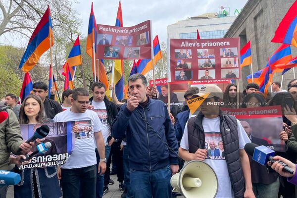 Акция протеста возле здания МИД (8 апреля 2024). Еревaн - Sputnik Армения